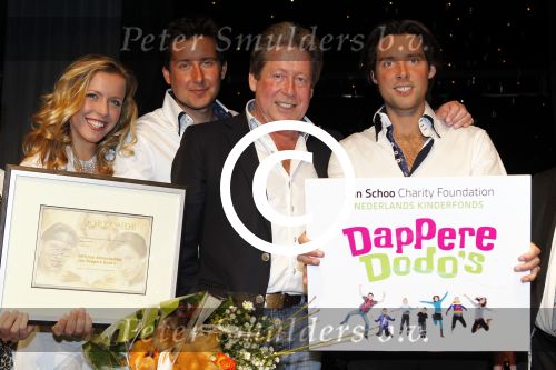 Hoofddorp 7 maart 2011
Magic Unlimited met Oscar Renzo en Lara Kazan worden ambassadeur van het goede doel dappere dodo\'s. Hun vader Hans kwam als verassing uit een doos.
Peter Smulders bv