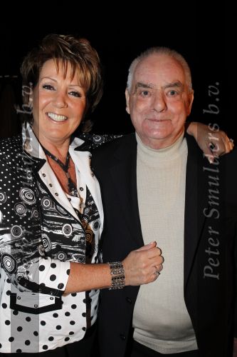 Baarn 27 februari 2011
Ria Valk viert haar 70e vefrjaardag en 55 jarig artiest zijn in de tv studio in Baarn. Marianne Weber met vader
Peter Smulders bv