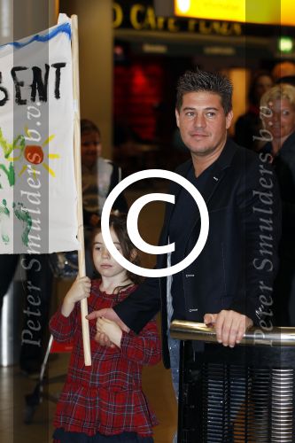Schiphol 14 maart 2011
Amanda Krabbe komt na 4 maanden terug op schiphol en wordt daar ontavangen door martijn Bickel Jasmijn Achilles Michelle en haar ouders en beste vriendinnen.
Peter Smulders bv
