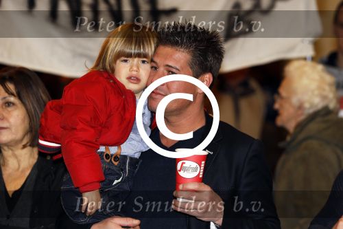 Schiphol 14 maart 2011
Amanda Krabbe komt na 4 maanden terug op schiphol en wordt daar ontavangen door martijn Bickel Jasmijn Achilles Michelle en haar ouders en beste vriendinnen.
Peter Smulders bv