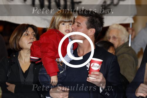 Schiphol 14 maart 2011
Amanda Krabbe komt na 4 maanden terug op schiphol en wordt daar ontavangen door martijn Bickel Jasmijn Achilles Michelle en haar ouders en beste vriendinnen.
Peter Smulders bv