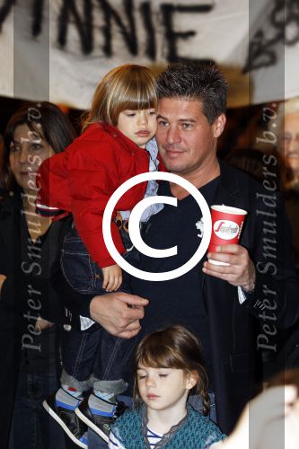 Schiphol 14 maart 2011
Amanda Krabbe komt na 4 maanden terug op schiphol en wordt daar ontavangen door martijn Bickel Jasmijn Achilles Michelle en haar ouders en beste vriendinnen.
Peter Smulders bv