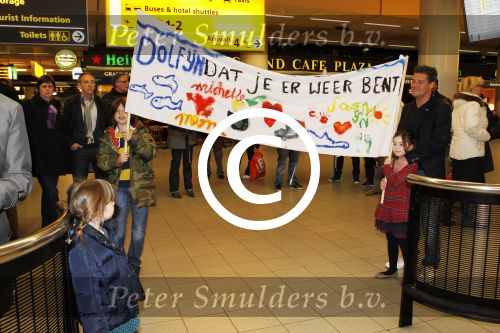Schiphol 14 maart 2011
Amanda Krabbe komt na 4 maanden terug op schiphol en wordt daar ontavangen door martijn Bickel Jasmijn Achilles Michelle en haar ouders en beste vriendinnen.
Peter Smulders bv