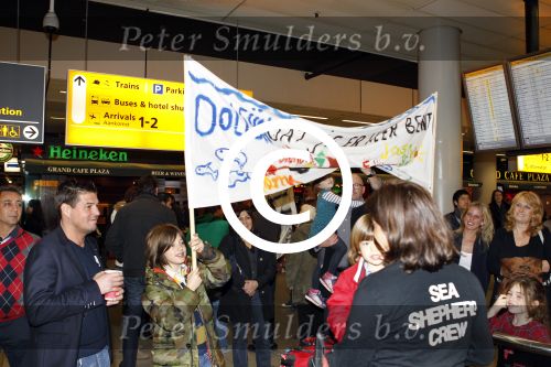 Schiphol 14 maart 2011
Amanda Krabbe komt na 4 maanden terug op schiphol en wordt daar ontavangen door martijn Bickel Jasmijn Achilles Michelle en haar ouders en beste vriendinnen.
Peter Smulders bv