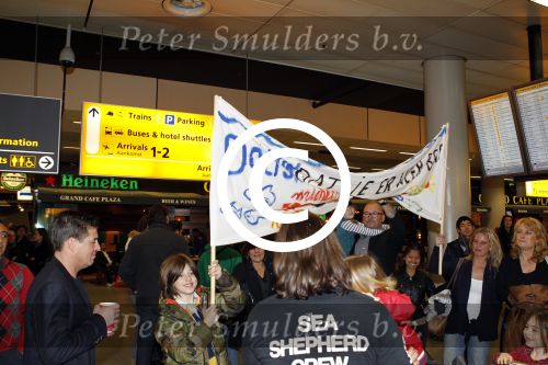 Schiphol 14 maart 2011
Amanda Krabbe komt na 4 maanden terug op schiphol en wordt daar ontavangen door martijn Bickel Jasmijn Achilles Michelle en haar ouders en beste vriendinnen.
Peter Smulders bv