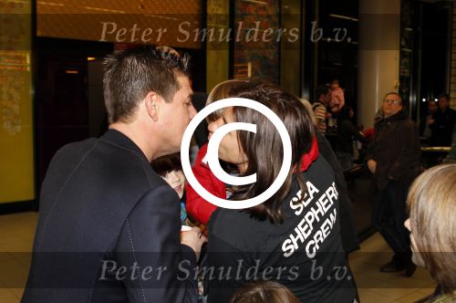 Schiphol 14 maart 2011
Amanda Krabbe komt na 4 maanden terug op schiphol en wordt daar ontavangen door martijn Bickel Jasmijn Achilles Michelle en haar ouders en beste vriendinnen.
Peter Smulders bv