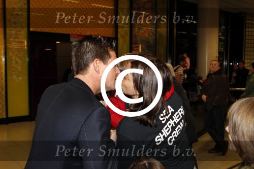 Schiphol 14 maart 2011
Amanda Krabbe komt na 4 maanden terug op schiphol en wordt daar ontavangen door martijn Bickel Jasmijn Achilles Michelle en haar ouders en beste vriendinnen.
Peter Smulders bv