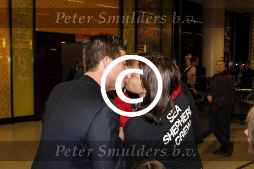 Schiphol 14 maart 2011
Amanda Krabbe komt na 4 maanden terug op schiphol en wordt daar ontavangen door martijn Bickel Jasmijn Achilles Michelle en haar ouders en beste vriendinnen.
Peter Smulders bv