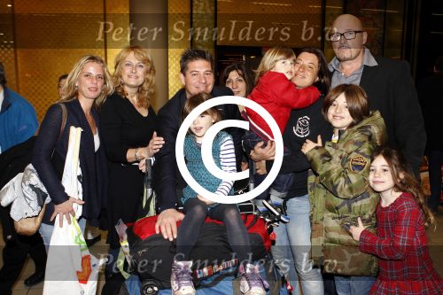 Schiphol 14 maart 2011
Amanda Krabbe komt na 4 maanden terug op schiphol en wordt daar ontavangen door martijn Bickel Jasmijn Achilles Michelle en haar ouders en beste vriendinnen.
Peter Smulders bv