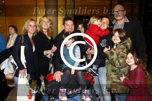 Schiphol 14 maart 2011
Amanda Krabbe komt na 4 maanden terug op schiphol en wordt daar ontavangen door martijn Bickel Jasmijn Achilles Michelle en haar ouders en beste vriendinnen.
Peter Smulders bv