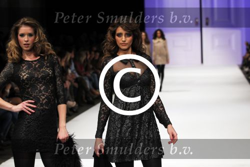 Amsterdam 7 maart 2011
Modeshow Jos v raak in de westergasfabriek met als modellen oa Georgina Verbaan Irene v d Laar Froukje de Both Quinty Trustfull Marvy Rieder en Kim Feenstra.
Peter Smulders bv