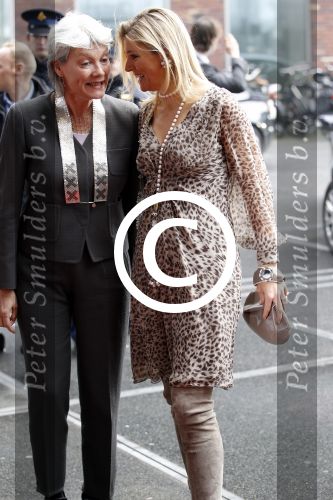 Amsterdam 4 maart 2011
Prinses maxima arriveert en vertrekt bij willem de zwijger pakhuis in sexy jurkje met tijgerprint.
Peter Smulders bv