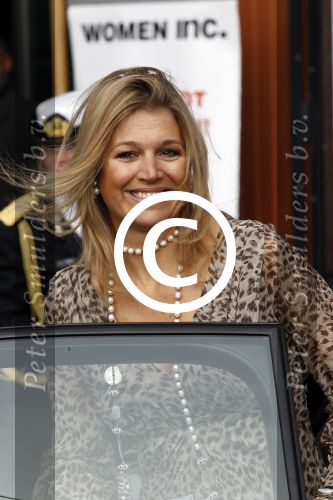 Amsterdam 4 maart 2011
Prinses maxima arriveert en vertrekt bij willem de zwijger pakhuis in sexy jurkje met tijgerprint.
Peter Smulders bv