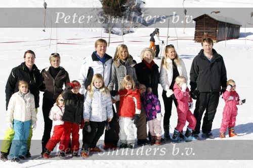 Lech 19 februari 2011
Fotosessie met de koninklijke familie in Lech. Aanwezig waren Koningin Beatrix Prins Willem Alexander Maxima Prinses Amalai Ariane en Alexia aslmede Prins Constantijn met zijn vrouw Prinses Laurentien en kinderen en Prins Friso met zijn vrouw Mabel Wisse Smit en hun kinderen.
Peter Smulders bv