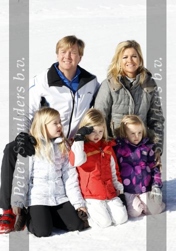 Lech 19 februari 2011
Fotosessie met de koninklijke familie in Lech. Aanwezig waren Koningin Beatrix Prins Willem Alexander Maxima Prinses Amalai Ariane en Alexia aslmede Prins Constantijn met zijn vrouw Prinses Laurentien en kinderen en Prins Friso met zijn vrouw Mabel Wisse Smit en hun kinderen.
Peter Smulders bv