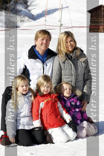 Lech 19 februari 2011
Fotosessie met de koninklijke familie in Lech. Aanwezig waren Koningin Beatrix Prins Willem Alexander Maxima Prinses Amalai Ariane en Alexia aslmede Prins Constantijn met zijn vrouw Prinses Laurentien en kinderen en Prins Friso met zijn vrouw Mabel Wisse Smit en hun kinderen.
Peter Smulders bv