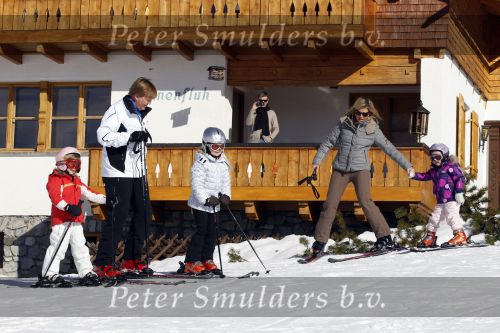 Lech 19 februari 2011
Fotosessie met de koninklijke familie in Lech. Aanwezig waren Koningin Beatrix Prins Willem Alexander Maxima Prinses Amalai Ariane en Alexia aslmede Prins Constantijn met zijn vrouw Prinses Laurentien en kinderen en Prins Friso met zijn vrouw Mabel Wisse Smit en hun kinderen.
Peter Smulders bv