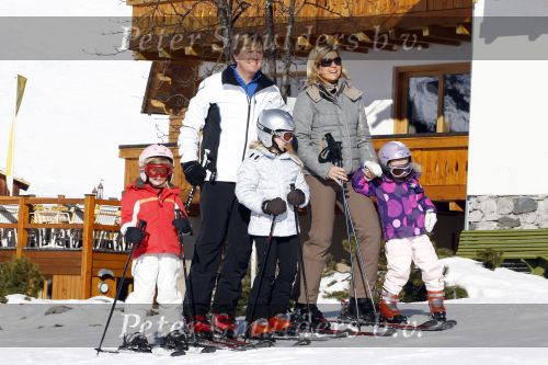 Lech 19 februari 2011
Fotosessie met de koninklijke familie in Lech. Aanwezig waren Koningin Beatrix Prins Willem Alexander Maxima Prinses Amalai Ariane en Alexia aslmede Prins Constantijn met zijn vrouw Prinses Laurentien en kinderen en Prins Friso met zijn vrouw Mabel Wisse Smit en hun kinderen.
Peter Smulders bv