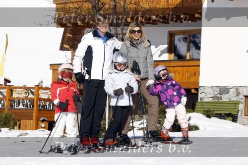 Lech 19 februari 2011
Fotosessie met de koninklijke familie in Lech. Aanwezig waren Koningin Beatrix Prins Willem Alexander Maxima Prinses Amalai Ariane en Alexia aslmede Prins Constantijn met zijn vrouw Prinses Laurentien en kinderen en Prins Friso met zijn vrouw Mabel Wisse Smit en hun kinderen.
Peter Smulders bv