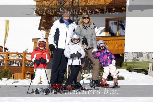 Lech 19 februari 2011
Fotosessie met de koninklijke familie in Lech. Aanwezig waren Koningin Beatrix Prins Willem Alexander Maxima Prinses Amalai Ariane en Alexia aslmede Prins Constantijn met zijn vrouw Prinses Laurentien en kinderen en Prins Friso met zijn vrouw Mabel Wisse Smit en hun kinderen.
Peter Smulders bv