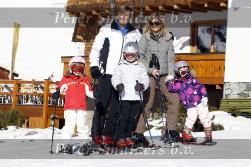 Lech 19 februari 2011
Fotosessie met de koninklijke familie in Lech. Aanwezig waren Koningin Beatrix Prins Willem Alexander Maxima Prinses Amalai Ariane en Alexia aslmede Prins Constantijn met zijn vrouw Prinses Laurentien en kinderen en Prins Friso met zijn vrouw Mabel Wisse Smit en hun kinderen.
Peter Smulders bv