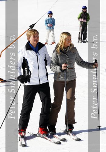 Lech 19 februari 2011
Fotosessie met de koninklijke familie in Lech. Aanwezig waren Koningin Beatrix Prins Willem Alexander Maxima Prinses Amalai Ariane en Alexia aslmede Prins Constantijn met zijn vrouw Prinses Laurentien en kinderen en Prins Friso met zijn vrouw Mabel Wisse Smit en hun kinderen.
Peter Smulders bv