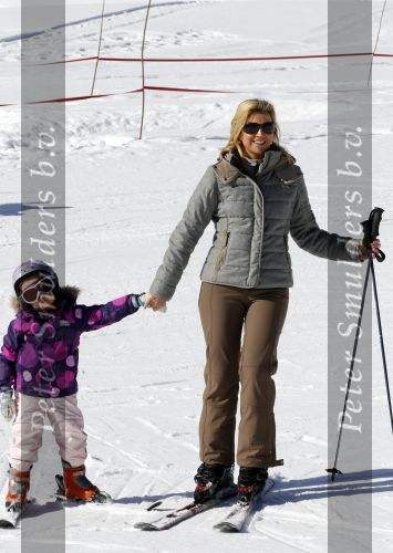 Lech 19 februari 2011
Fotosessie met de koninklijke familie in Lech. Aanwezig waren Koningin Beatrix Prins Willem Alexander Maxima Prinses Amalai Ariane en Alexia aslmede Prins Constantijn met zijn vrouw Prinses Laurentien en kinderen en Prins Friso met zijn vrouw Mabel Wisse Smit en hun kinderen.
Peter Smulders bv