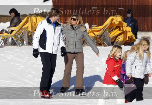 Lech 19 februari 2011
Fotosessie met de koninklijke familie in Lech. Aanwezig waren Koningin Beatrix Prins Willem Alexander Maxima Prinses Amalai Ariane en Alexia aslmede Prins Constantijn met zijn vrouw Prinses Laurentien en kinderen en Prins Friso met zijn vrouw Mabel Wisse Smit en hun kinderen.
Peter Smulders bv