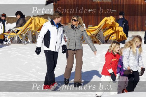 Lech 19 februari 2011
Fotosessie met de koninklijke familie in Lech. Aanwezig waren Koningin Beatrix Prins Willem Alexander Maxima Prinses Amalai Ariane en Alexia aslmede Prins Constantijn met zijn vrouw Prinses Laurentien en kinderen en Prins Friso met zijn vrouw Mabel Wisse Smit en hun kinderen.
Peter Smulders bv