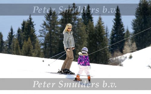 Lech 19 februari 2011
Fotosessie met de koninklijke familie in Lech. Aanwezig waren Koningin Beatrix Prins Willem Alexander Maxima Prinses Amalai Ariane en Alexia aslmede Prins Constantijn met zijn vrouw Prinses Laurentien en kinderen en Prins Friso met zijn vrouw Mabel Wisse Smit en hun kinderen.
Peter Smulders bv