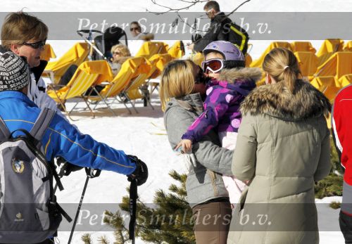 Lech 19 februari 2011
Fotosessie met de koninklijke familie in Lech. Aanwezig waren Koningin Beatrix Prins Willem Alexander Maxima Prinses Amalai Ariane en Alexia aslmede Prins Constantijn met zijn vrouw Prinses Laurentien en kinderen en Prins Friso met zijn vrouw Mabel Wisse Smit en hun kinderen.
Peter Smulders bv