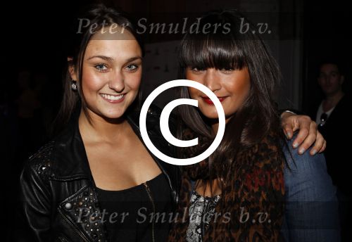 Amsterdam 7 maart 2011
Modeshow Jos v raak in de westergasfabriek met als modellen oa Georgina Verbaan Irene v d Laar Froukje de Both Quinty Trustfull Marvy Rieder en Kim Feenstra. Melody Klaver met een vriendin
Peter Smulders bv