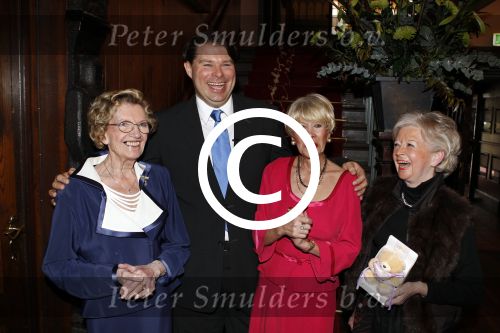 Zeist 10 maart 2011
Mieke Telkamp ontvangt uit handen van Anneke Gronloh een gouden DVD. Bart Peeters heeft alles georganiseerd.
Peter Smulders bv