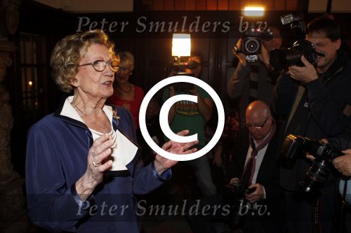Zeist 10 maart 2011
Mieke Telkamp ontvangt uit handen van Anneke Gronloh een gouden DVD. Bart Peeters heeft alles georganiseerd.
Peter Smulders bv