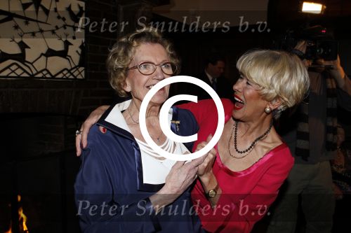 Zeist 10 maart 2011
Mieke Telkamp ontvangt uit handen van Anneke Gronloh een gouden DVD. Bart Peeters heeft alles georganiseerd.
Peter Smulders bv