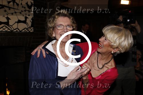 Zeist 10 maart 2011
Mieke Telkamp ontvangt uit handen van Anneke Gronloh een gouden DVD. Bart Peeters heeft alles georganiseerd.
Peter Smulders bv