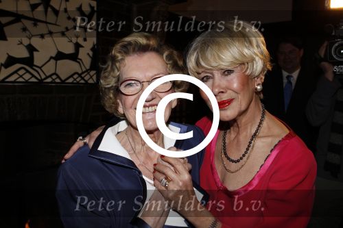Zeist 10 maart 2011
Mieke Telkamp ontvangt uit handen van Anneke Gronloh een gouden DVD. Bart Peeters heeft alles georganiseerd.
Peter Smulders bv
