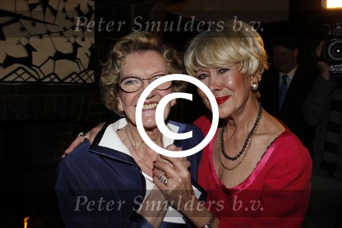 Zeist 10 maart 2011
Mieke Telkamp ontvangt uit handen van Anneke Gronloh een gouden DVD. Bart Peeters heeft alles georganiseerd.
Peter Smulders bv