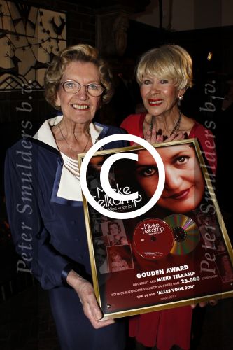 Zeist 10 maart 2011
Mieke Telkamp ontvangt uit handen van Anneke Gronloh een gouden DVD. Bart Peeters heeft alles georganiseerd.
Peter Smulders bv