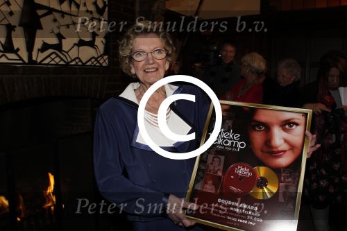 Zeist 10 maart 2011
Mieke Telkamp ontvangt uit handen van Anneke Gronloh een gouden DVD. Bart Peeters heeft alles georganiseerd.
Peter Smulders bv