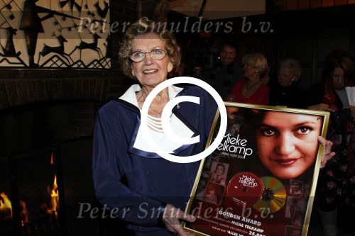 Zeist 10 maart 2011
Mieke Telkamp ontvangt uit handen van Anneke Gronloh een gouden DVD. Bart Peeters heeft alles georganiseerd.
Peter Smulders bv