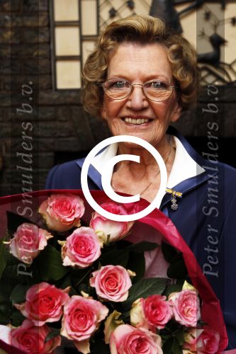 Zeist 10 maart 2011
Mieke Telkamp ontvangt uit handen van Anneke Gronloh een gouden DVD. Bart Peeters heeft alles georganiseerd.
Peter Smulders bv