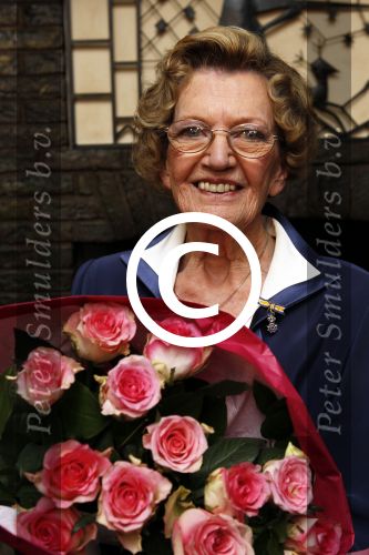 Zeist 10 maart 2011
Mieke Telkamp ontvangt uit handen van Anneke Gronloh een gouden DVD. Bart Peeters heeft alles georganiseerd.
Peter Smulders bv