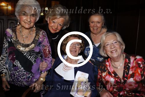 Zeist 10 maart 2011
Mieke Telkamp ontvangt uit handen van Anneke Gronloh een gouden DVD. Bart Peeters heeft alles georganiseerd.
Peter Smulders bv