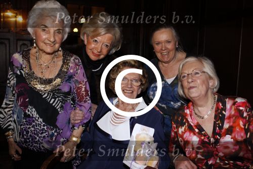 Zeist 10 maart 2011
Mieke Telkamp ontvangt uit handen van Anneke Gronloh een gouden DVD. Bart Peeters heeft alles georganiseerd.
Peter Smulders bv