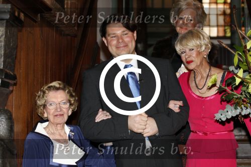 Zeist 10 maart 2011
Mieke Telkamp ontvangt uit handen van Anneke Gronloh een gouden DVD. Bart Peeters heeft alles georganiseerd.
Peter Smulders bv