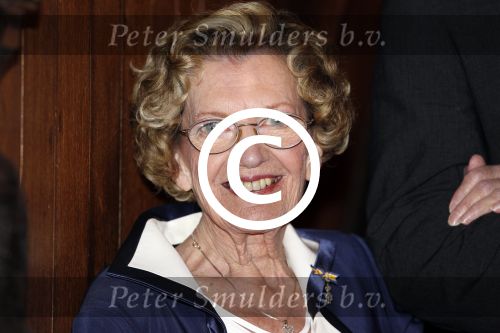 Zeist 10 maart 2011
Mieke Telkamp ontvangt uit handen van Anneke Gronloh een gouden DVD. Bart Peeters heeft alles georganiseerd.
Peter Smulders bv