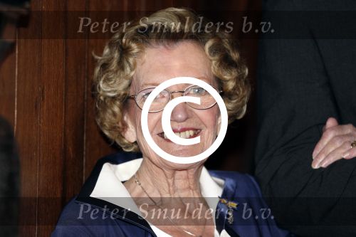 Zeist 10 maart 2011
Mieke Telkamp ontvangt uit handen van Anneke Gronloh een gouden DVD. Bart Peeters heeft alles georganiseerd.
Peter Smulders bv