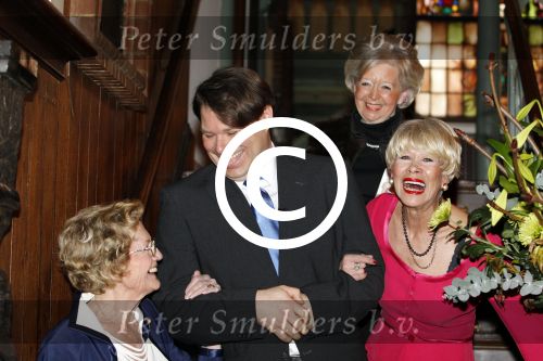 Zeist 10 maart 2011
Mieke Telkamp ontvangt uit handen van Anneke Gronloh een gouden DVD. Bart Peeters heeft alles georganiseerd.
Peter Smulders bv