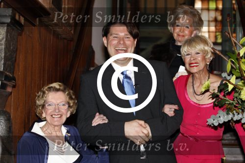 Zeist 10 maart 2011
Mieke Telkamp ontvangt uit handen van Anneke Gronloh een gouden DVD. Bart Peeters heeft alles georganiseerd.
Peter Smulders bv